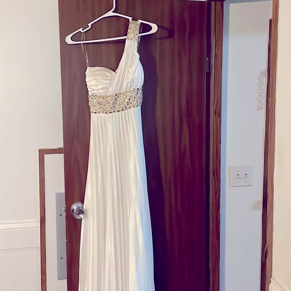 White One shoulder strap Evening Gown Size 1